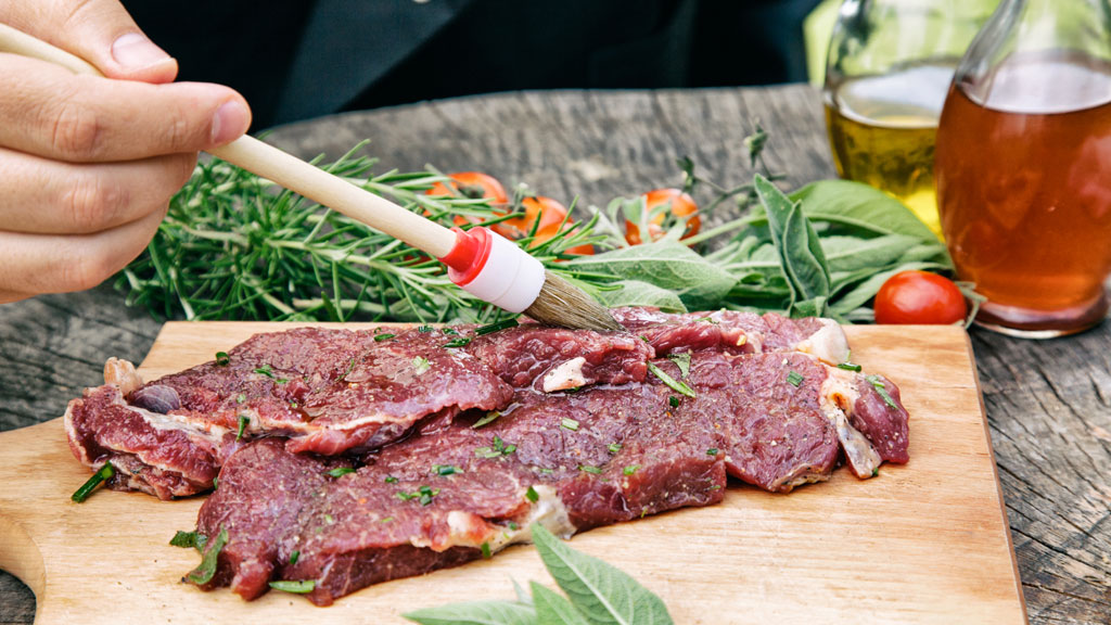 Grillmarinade aufs Fleisch