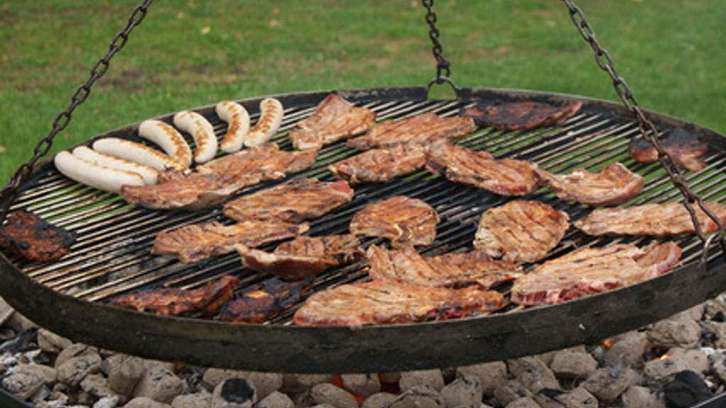 Würstchen am Schwenker Grill