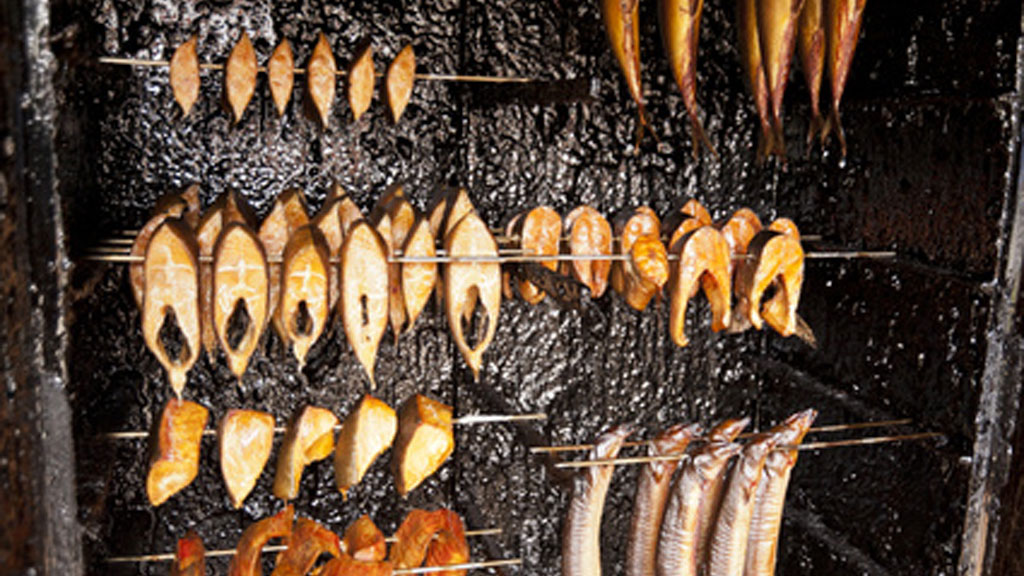 Fische im Räucherofen