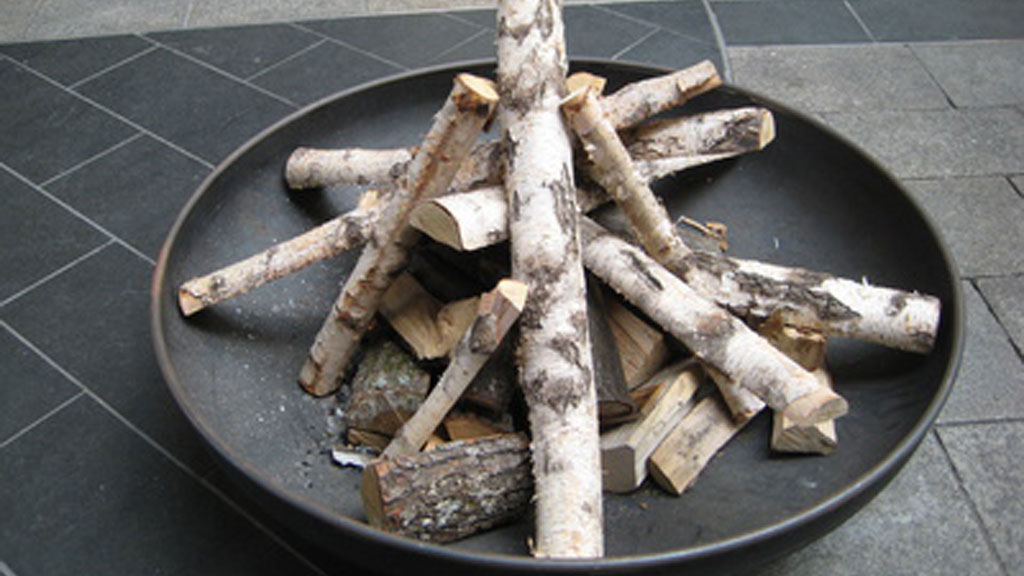 Holz in der Feuerschale