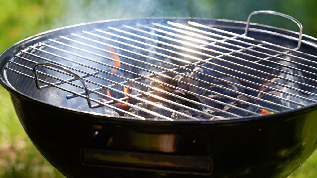 Grillrost mit Trennspray einsprühen