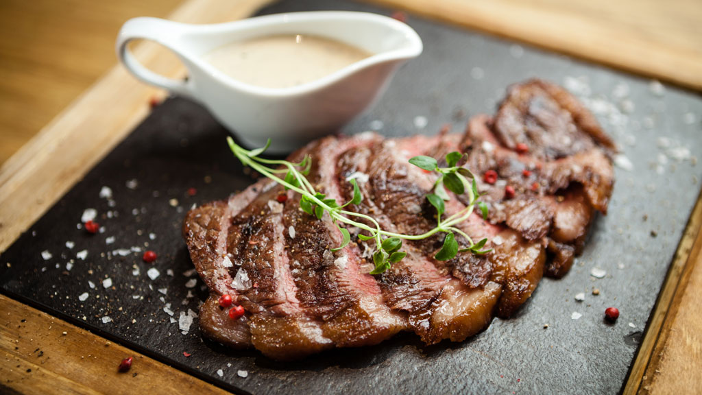 Steak auf Platte