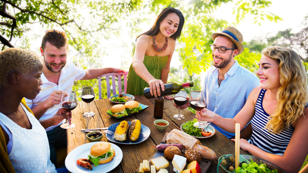 Gedeckter Tisch beim Grillen