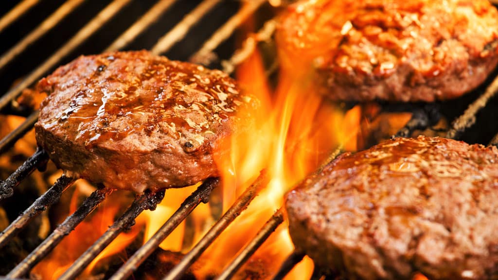 Burger am Grill zubereiten