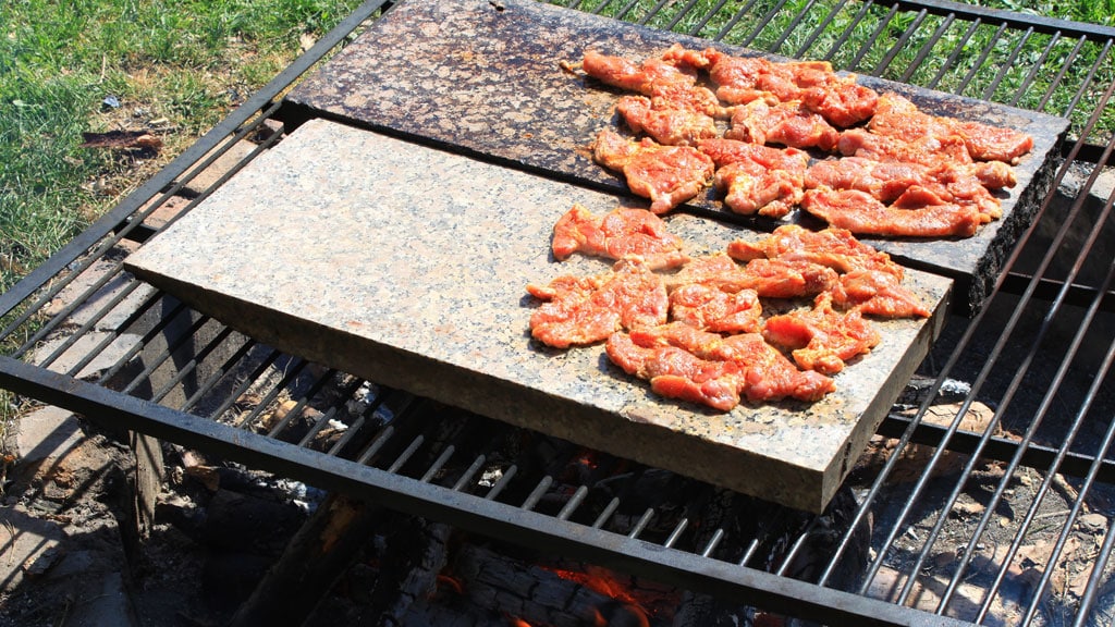 Stein nach dem Grillen reinigen
