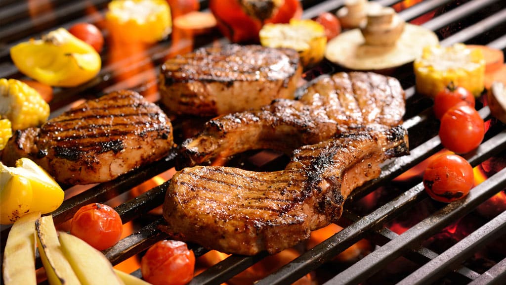 Kotelett vom Grill mit Knochen