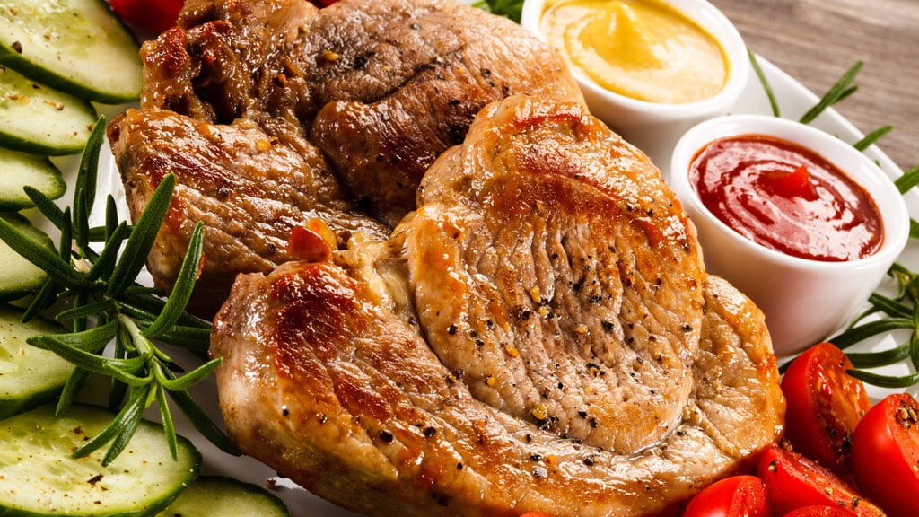 Grillkotelett und Saucen