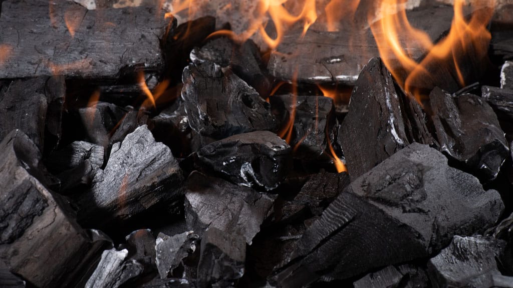 Brennende Holzkohlen