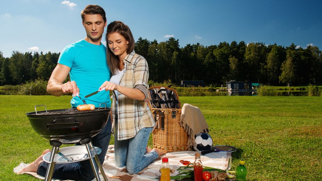 Paar grillt mit Kugelgrill