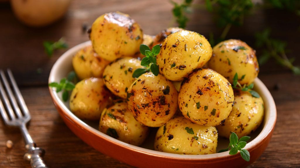 Grillkartoffel in einer Schüssel