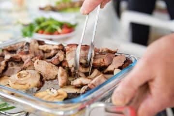 Grillfleisch richtig aufwärmen: So bleibt es saftig und zart