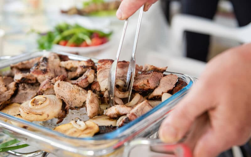 Grillfleisch richtig aufwärmen: So bleibt es saftig und zart